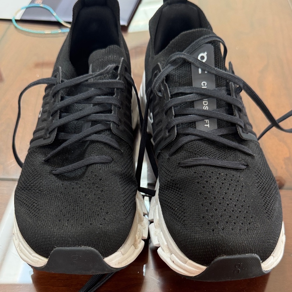 On cloud Running women’s Black Sneakers